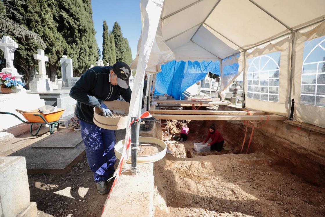 As Avanzan Los Trabajos En Las Fosas Comunes Del Cementerio De El